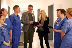 Die Pflegedirektoren Oliver Bungenstock (Mitte links) und Sonja Abbas (Mitte rechts) im Gespräch mit Pflegekräften.