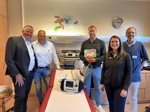 Von links: Jörg Rüterjans und Stefan Behrends von Herzkinder Ostfriesland e.V., Maximilian Priesnitz und Jasmina Meyer von der Firma Zoll und Dr. med. Rainer Willing, Oberarzt der Kinderkardiologie in der UEK Aurich. Fotografie: Trägergesellschaft