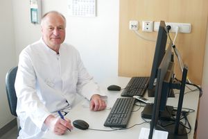 Hermann Backer in seiner Sprechstunde