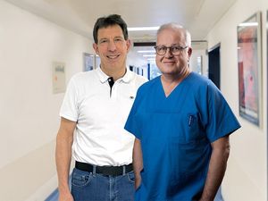 Dr. med. Bernhard Scherger (r.), Chefarzt der Klinik für Unfallchirurgie und Orthopädie, sowie Dr. med. Raimund Ulitzka (l.), leitender Arzt des Endoprothetikzentrums.