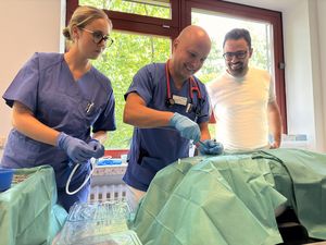 Chefarzt Dr. med. Ali Akil (rechts) begleitete die Klinikmitarbeiter bei der Schulung.