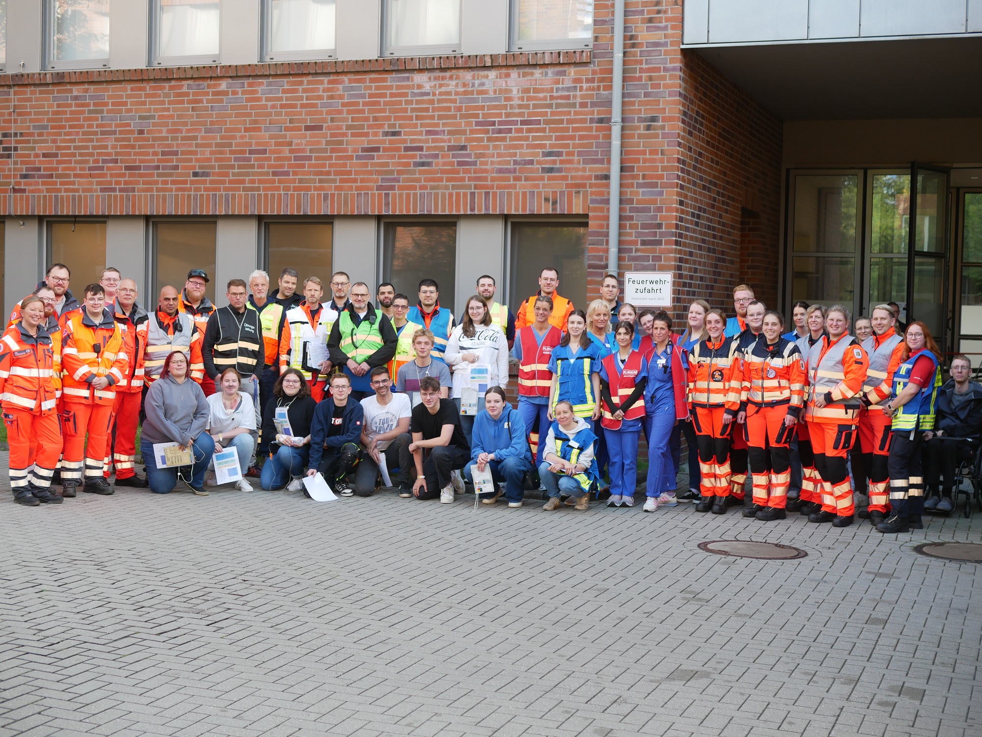 Gruppenfoto der Übungsteilnehmer und Organisatoren vor der Ubbo-Emmius-Klinik Aurich.